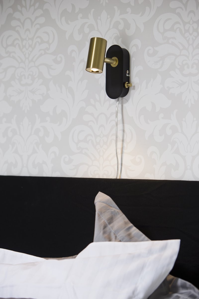 Gusto Musta lukulamppu valmistajalta Aneta Lighting - Gusto-seinävalaisin mattamustaa metallia ja yksityiskohdat harjattua messinkiä.