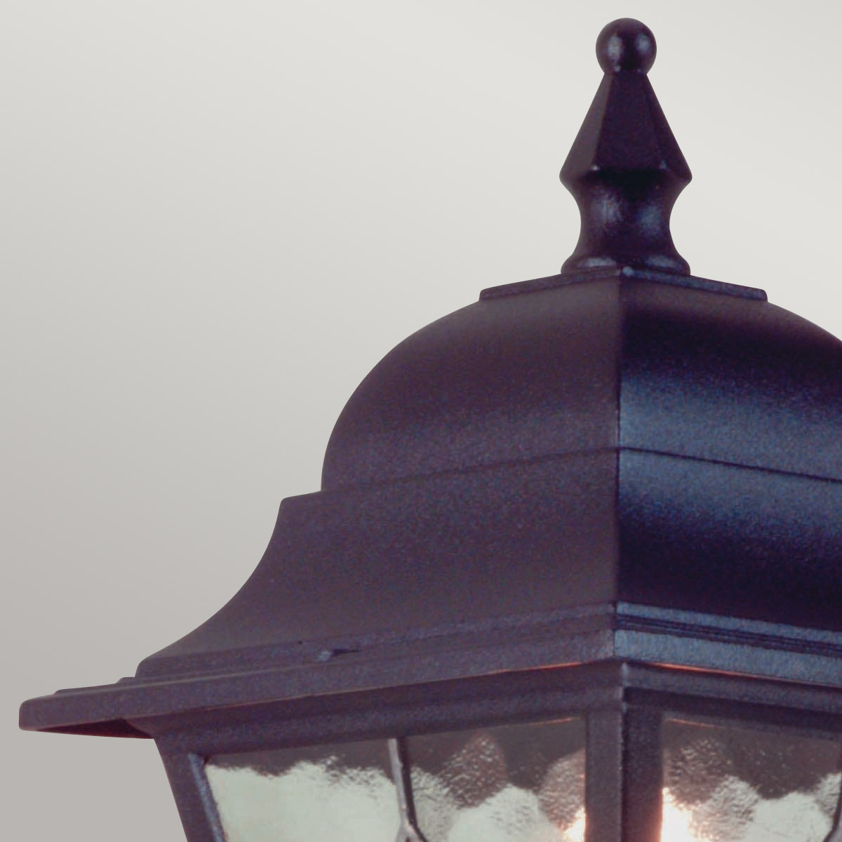 Norfolk Musta ulkovalo valmistajalta Elstead Lighting - Se on valmistettu valetusta alumiinista ja lyijylasista, ja siin&auml; yhdistyv&auml;t kest&auml;vyys ja estetiikka.