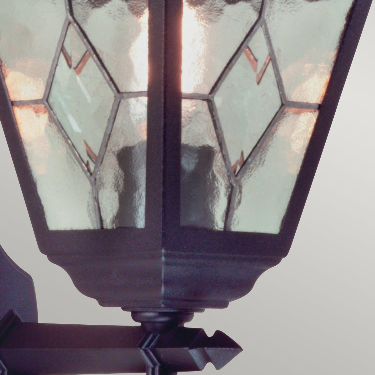 Norfolk Musta ulkovalo valmistajalta Elstead Lighting - Se on valmistettu valetusta alumiinista ja lyijylasista, ja siin&auml; yhdistyv&auml;t kest&auml;vyys ja estetiikka.