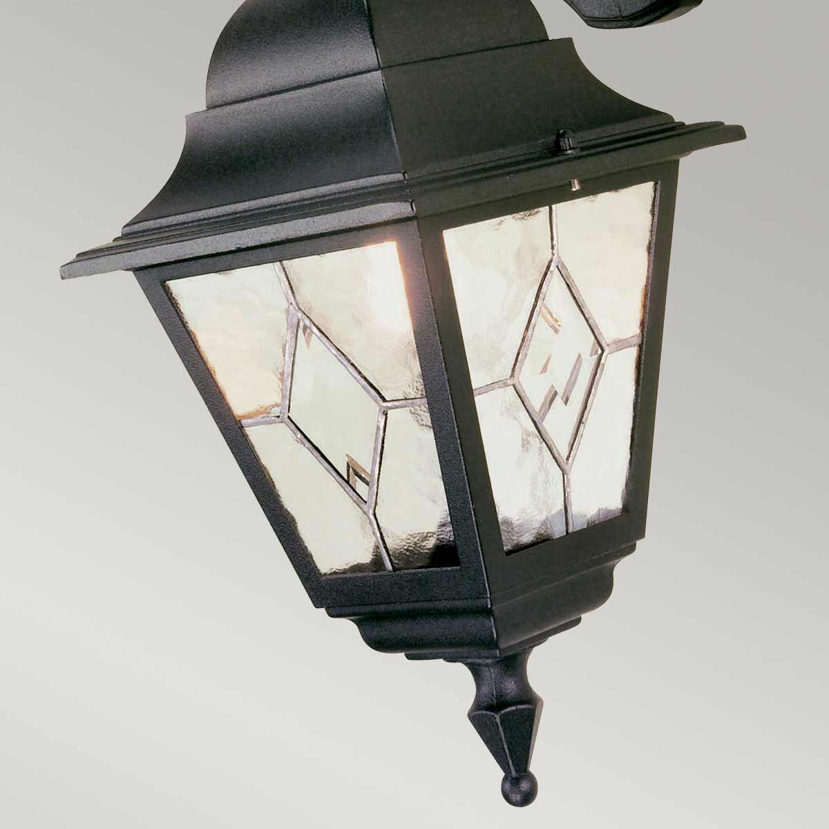 Norfolk Musta ulkovalo valmistajalta Elstead Lighting - Se on valmistettu valetusta alumiinista ja lyijylasista, ja siinä yhdistyvät kestävyys ja estetiikka.