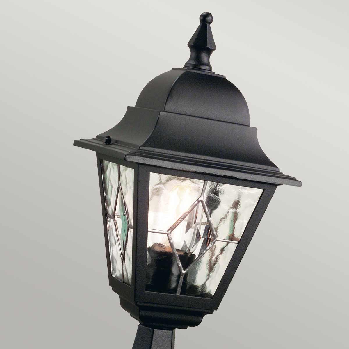 Norfolk 44cm Musta valmistajalta Elstead Lighting - Tämä lattiavalaisin on valmistettu valetusta alumiinista ja lyijytystä lasista, ja siinä yhdistyvät kestävyys ja eleganssi.