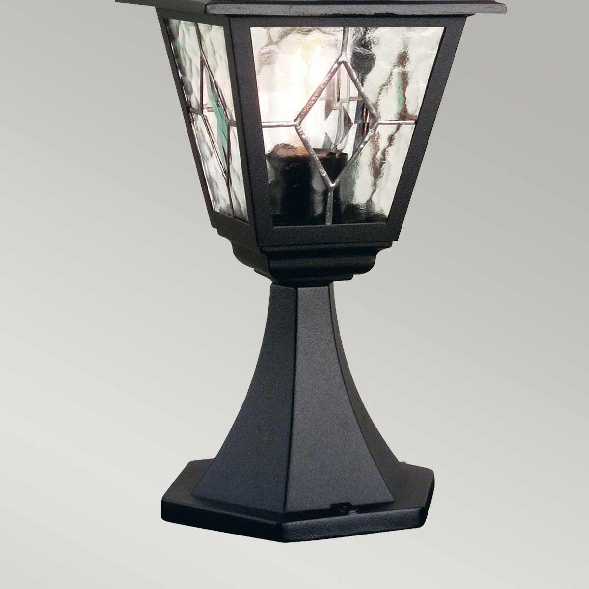Norfolk 44cm Musta valmistajalta Elstead Lighting - Tämä lattiavalaisin on valmistettu valetusta alumiinista ja lyijytystä lasista, ja siinä yhdistyvät kestävyys ja eleganssi.