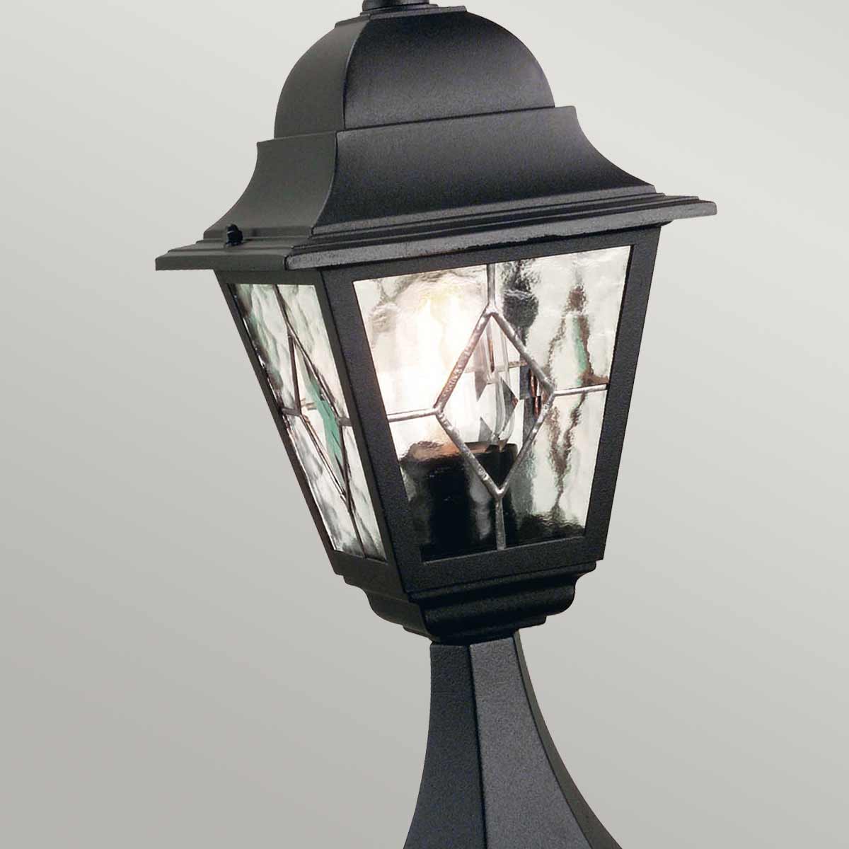 Norfolk 44cm Musta valmistajalta Elstead Lighting - Tämä lattiavalaisin on valmistettu valetusta alumiinista ja lyijytystä lasista, ja siinä yhdistyvät kestävyys ja eleganssi.