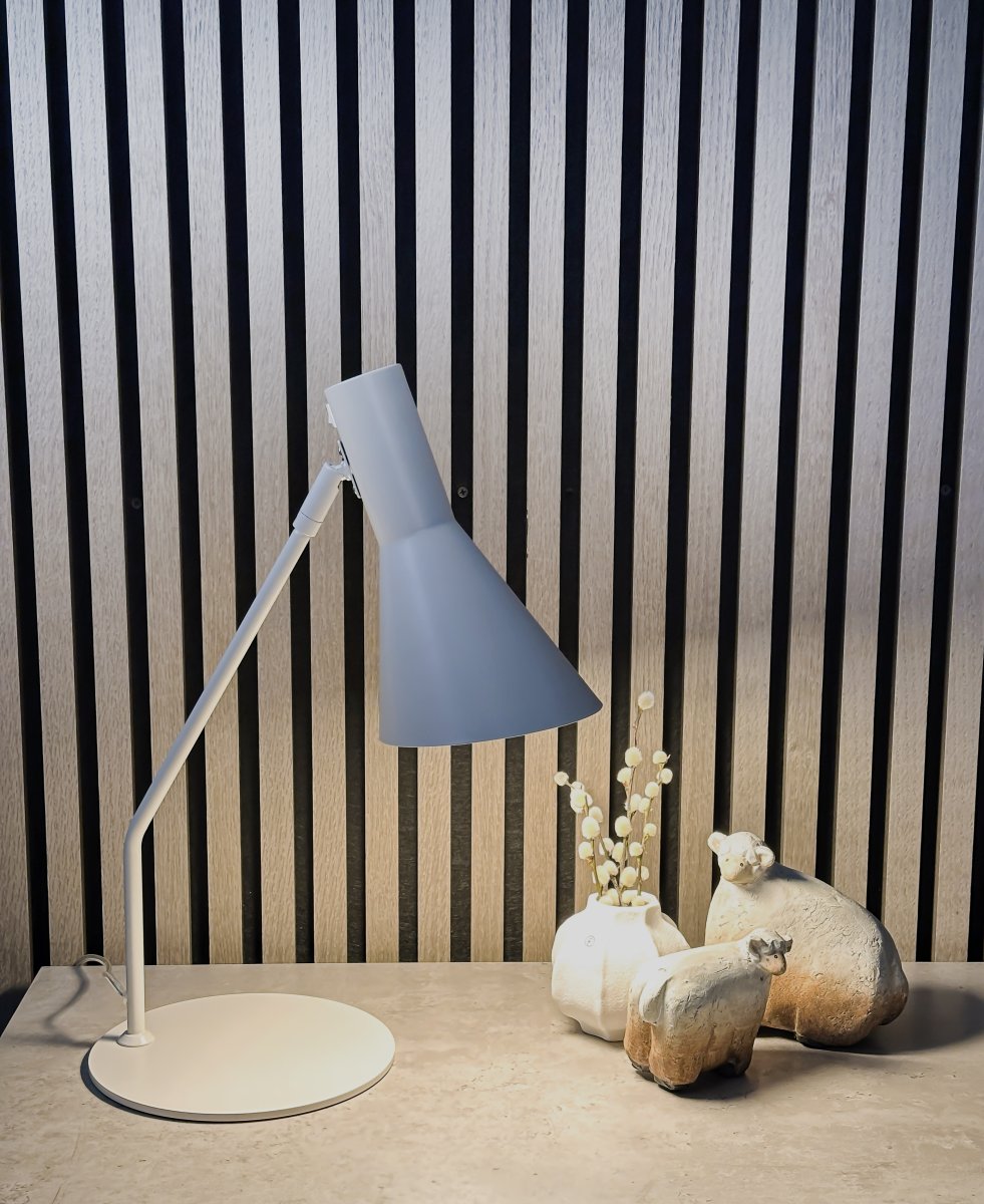 Ceres 46cm Beige työpöytävalaisin valmistajalta Aneta Lighting - CERES-pöytävalaisimessa on tyylikäs ja ajaton muotoilu suorilla ja siisteillä muodoilla.