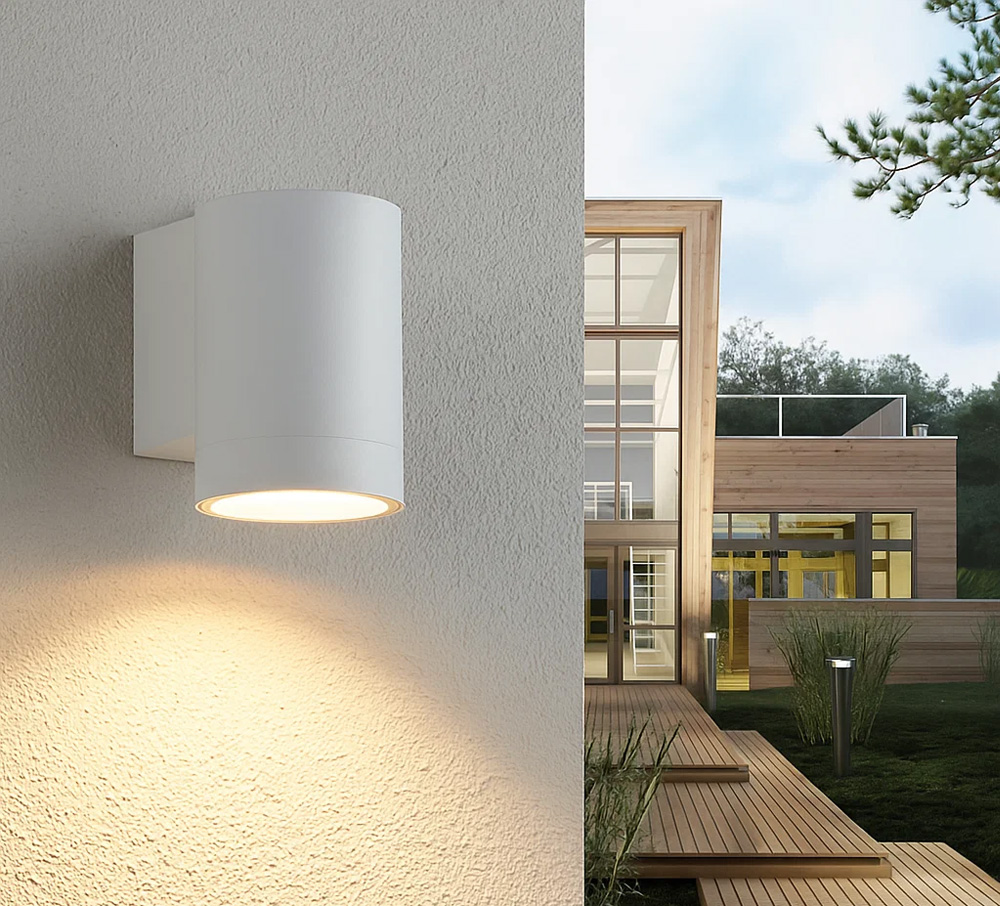 Oden Single Valkoinen ulkovalo valmistajalta Lampan - Lampan lyser fint ner p&aring; v&auml;ggen och skapar en h&auml;rlig atmosf&auml;r.