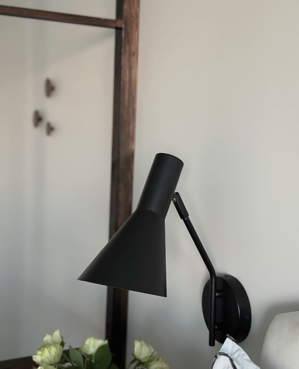 Ceres Musta lukulamppu valmistajalta Aneta Lighting - CERES-seinävalaisimessa on tyylikäs ja moderni muotoilu suorilla ja siisteillä muodoilla, jotka sopivat täydellisesti skandinaaviseen kotiin.