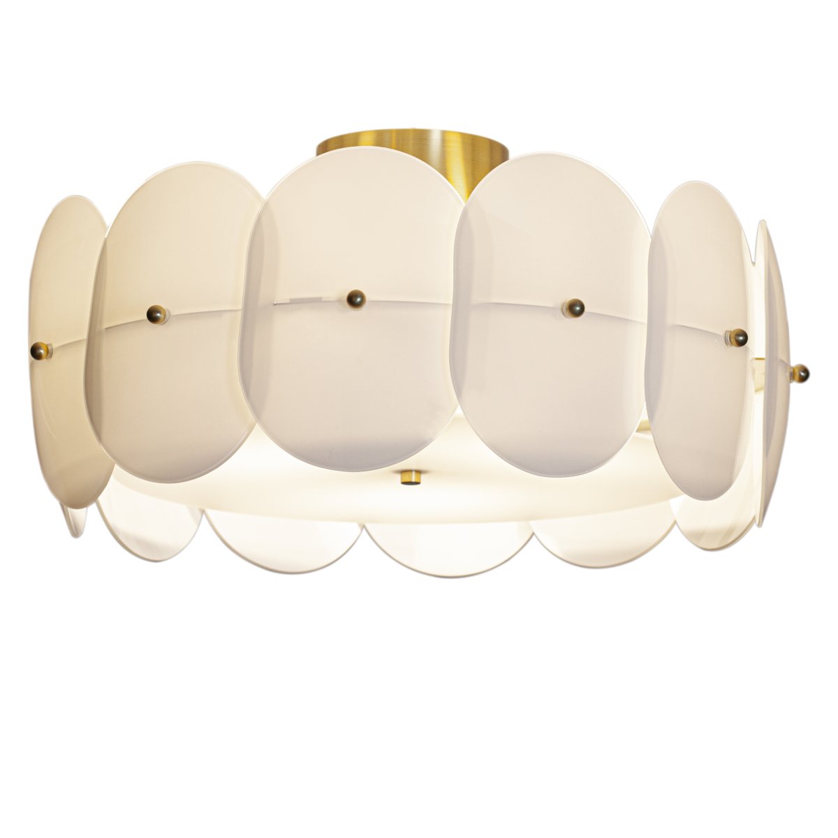 Omlott Ø53 Valkoinen plafondi valmistajalta By Rydéns - Omlott on kaunis katto, ja messingiset yksityiskohdat lisäävät huoneeseen eleganssia.