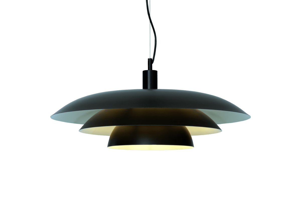 Epsilon Ø56 Musta kattovalaisin valmistajalta Aneta Lighting - Siin&auml; on kolmiosainen musta metallinen varjostin, joka jakaa valoa kauniisti ja est&auml;&auml; h&auml;ik&auml;isy&auml;.