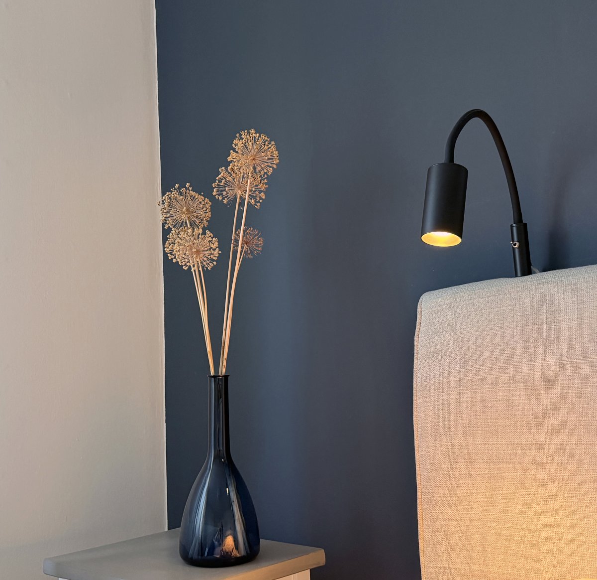 Hugin Flex Musta lukulamppu valmistajalta Aneta Lighting - K&auml;yt&auml;nn&ouml;llinen Hugin-metallinen y&ouml;p&ouml;yt&auml;valaisin on erinomainen y&ouml;p&ouml;yt&auml;valaisin, joka on helppo asentaa s&auml;ngynp&auml;&auml;tyyn.