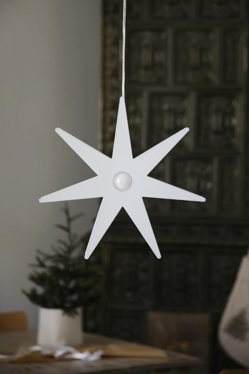 Origo Ø37 Valkoinen valmistajalta Markslöjd - Origo-adventtit&auml;hti on tyylik&auml;s ja moderni valkoisesta metallista valmistettu joulut&auml;hti, joka luo kodikkaan tunnelman kotiin.