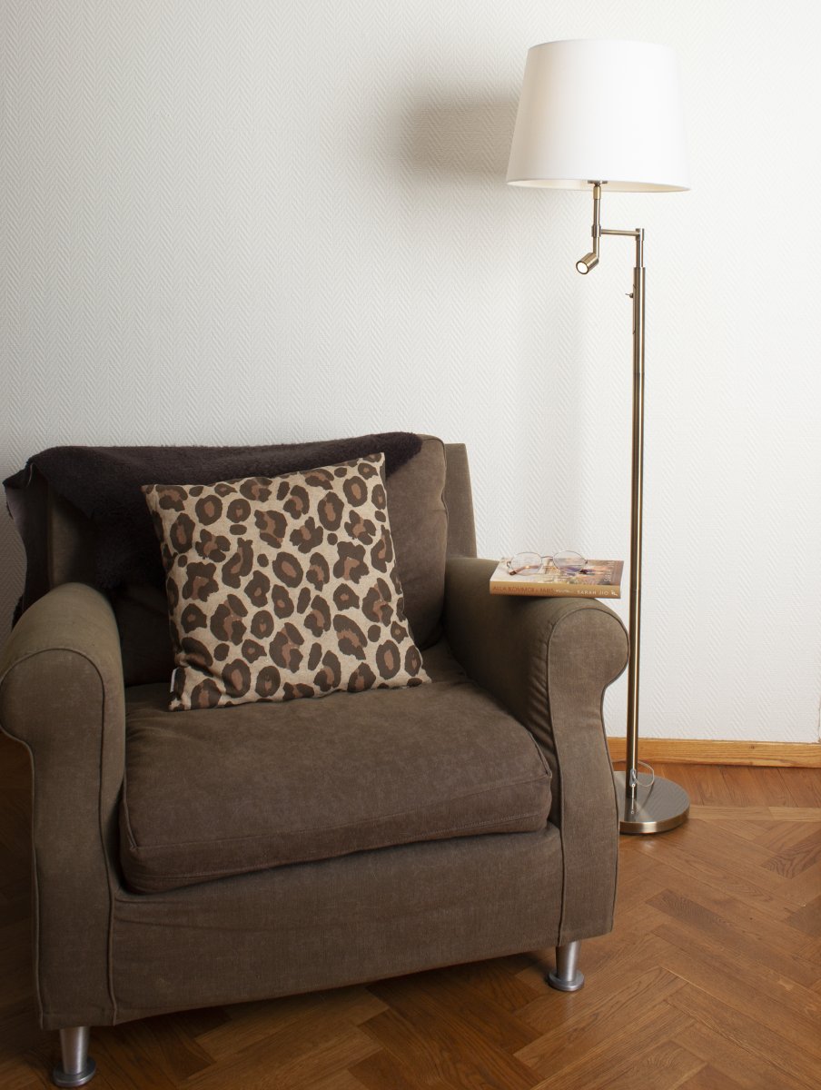 Orlando Antiikki messinki lattiavalaisin valmistajalta By Rydéns - Jos Orlandon LED-lamppu lakkaa paistamasta, se johtuu yleensä siitä, että LED-ajuri on viallinen, ei LED-siru.