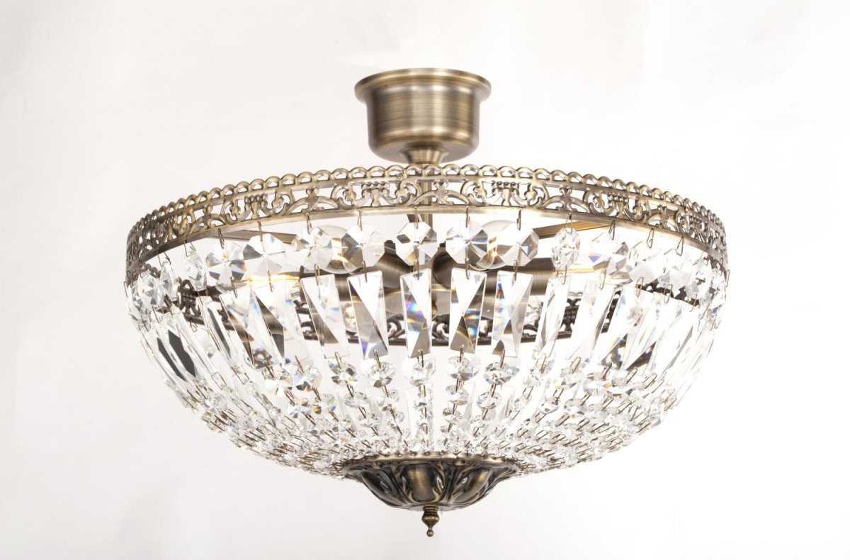 Classic Ø45 Antiikki messinki kristalli valmistajalta Norrsken Design - Tässä kattovalaisimessa yhdistyy klassinen viehätys ja ylellinen, moderni kosketus.