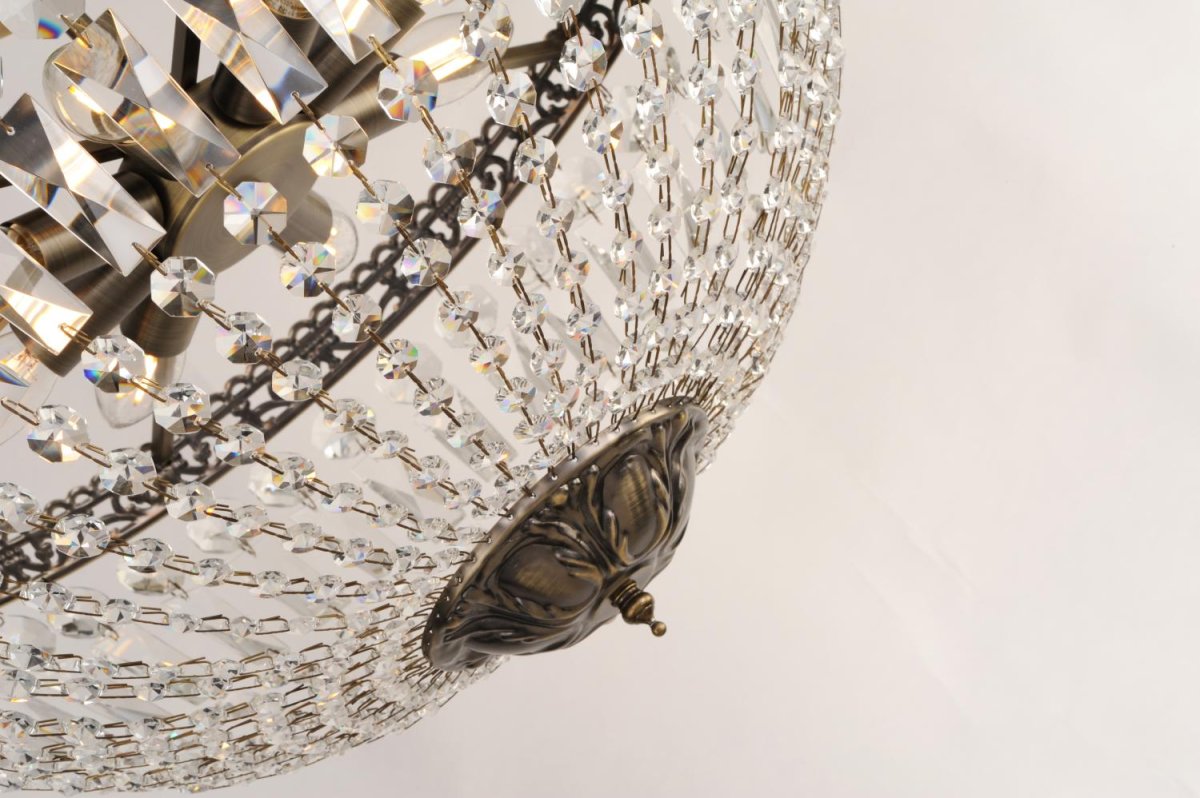 Classic Ø55 Antiikki messinki kristalli valmistajalta Norrsken Design - T&auml;ss&auml; kattovalaisimessa yhdistyy klassinen vieh&auml;tys ja ylellinen, moderni kosketus.