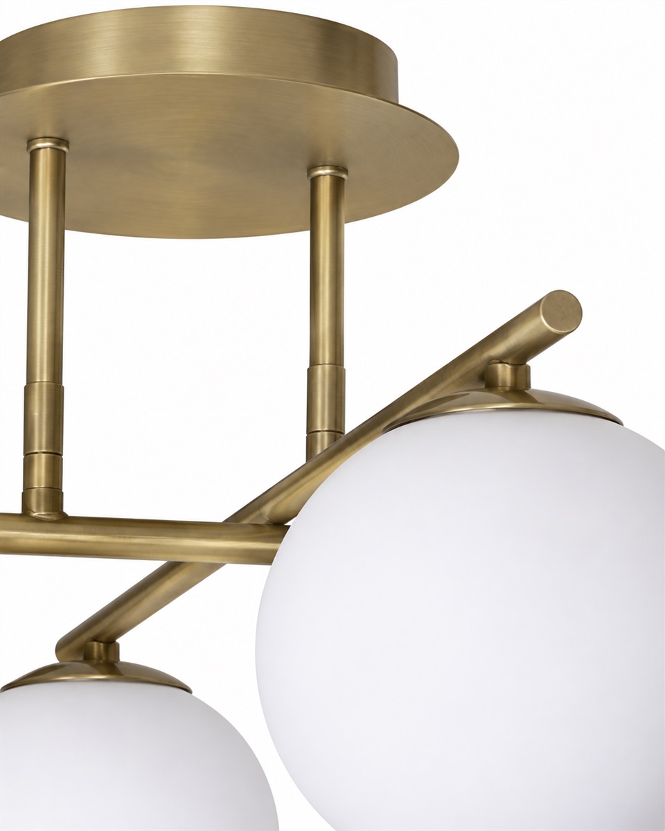 Globi 4 Ø65 Harjattu messinki/valkoinen plafondi valmistajalta Nordic Lighting - Globi 4 on elegantti kattovalaisin, joka antaa tyylikk&auml;&auml;n ilmeen ja pehme&auml;n, miellytt&auml;v&auml;n valon.