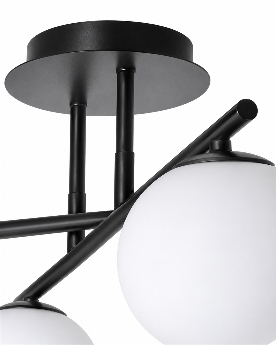 Globi 4 Ø65 Mustavalkoinen plafondi valmistajalta Nordic Lighting - Globi 4 on moderni kattovalaisin, joka antaa tyylikk&auml;&auml;n ilmeen ja pehme&auml;n, miellytt&auml;v&auml;n valon.