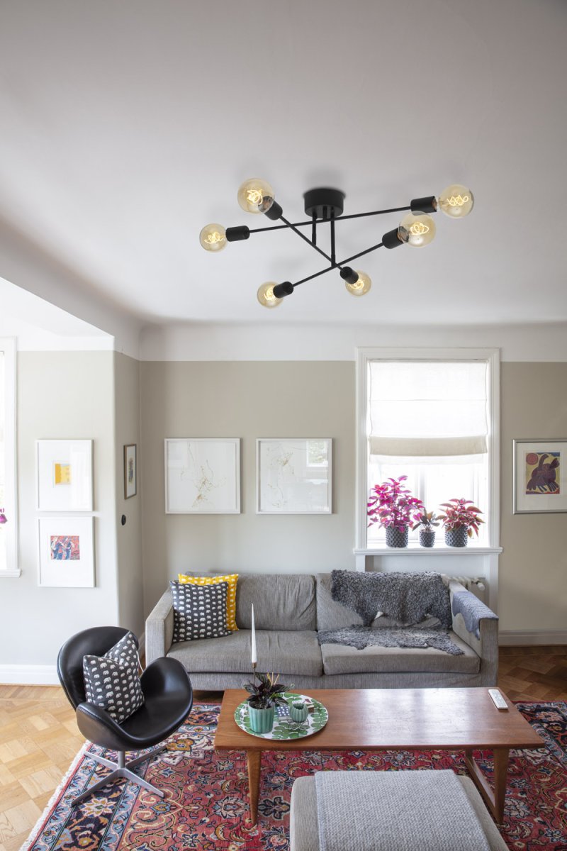 Baton 68cm Musta plafondi valmistajalta Cottex - Se on valmistettu metallista mustaksi lakatulla viimeistelyll&auml; ja siin&auml; on kolme vartta, joissa kummassakin varressa on kaksi; valonl&auml;hteet.