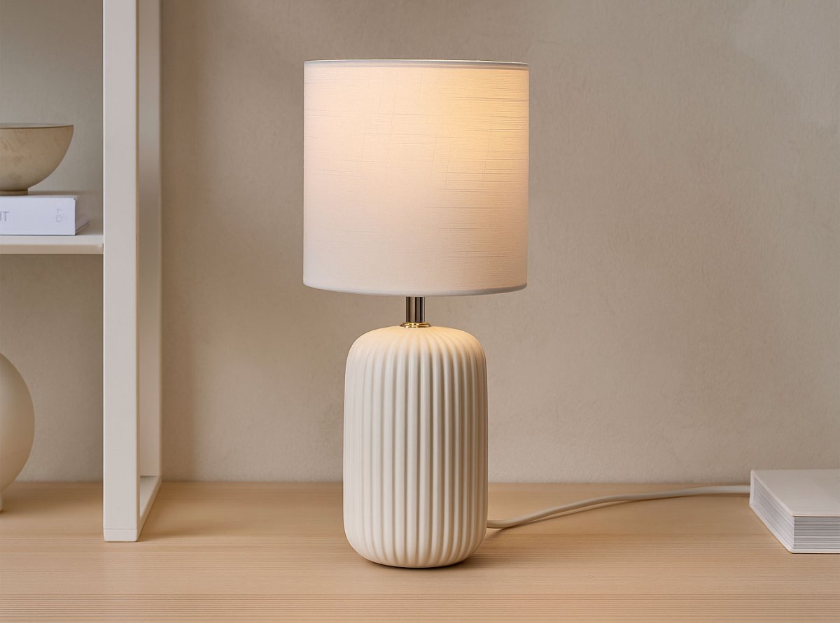 Palizzo 33cm Valkoinen pöytävalaisin valmistajalta Nordic Lighting - Mukana toimitetaan 1,8 m valkoinen muovijohto, jossa on virtakytkin ja pistoke.