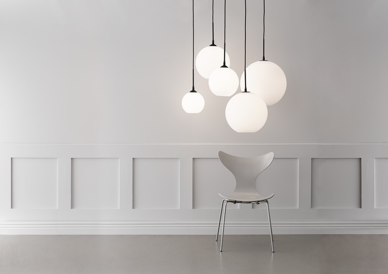 Capo Ø30 Valkoinen kattovalaisin valmistajalta Belid - Capo-riipus on klassinen maapallon muotoinen riipus, jossa on kaunis opaalinvärinen lasi ja hienoja metallisia yksityiskohtia.