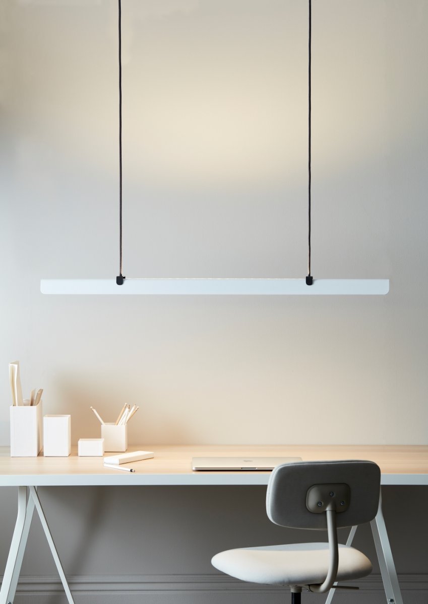Fold Office 116cm Valkoinen rakenne kattovalaisin valmistajalta Belid - Jokainen valaisin on ruotsalaisen muotoilun mestariteos, ja siin&auml; on valetut helmat ja rei'itetyt yksityiskohdat, jotka korostavat vankkaa ammattitaitoa ja ilmaisevat, kuinka metalli voi syleill&auml; valoa.