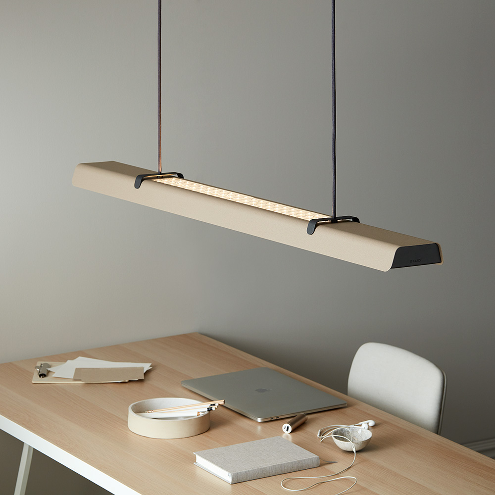 Fold Office 116cm Hiekkarakenne kattovalaisin valmistajalta Belid - Jokainen valaisin on ruotsalaisen muotoilun mestariteos, ja siin&auml; on valetut helmat ja rei'itetyt yksityiskohdat, jotka korostavat vankkaa ammattitaitoa ja ilmaisevat, kuinka metalli voi syleill&auml; valoa.