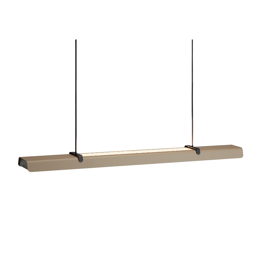 Fold Office 116cm Hiekkarakenne kattovalaisin valmistajalta Belid - Jokainen valaisin on ruotsalaisen muotoilun mestariteos, ja siin&auml; on valetut helmat ja rei'itetyt yksityiskohdat, jotka korostavat vankkaa ammattitaitoa ja ilmaisevat, kuinka metalli voi syleill&auml; valoa.