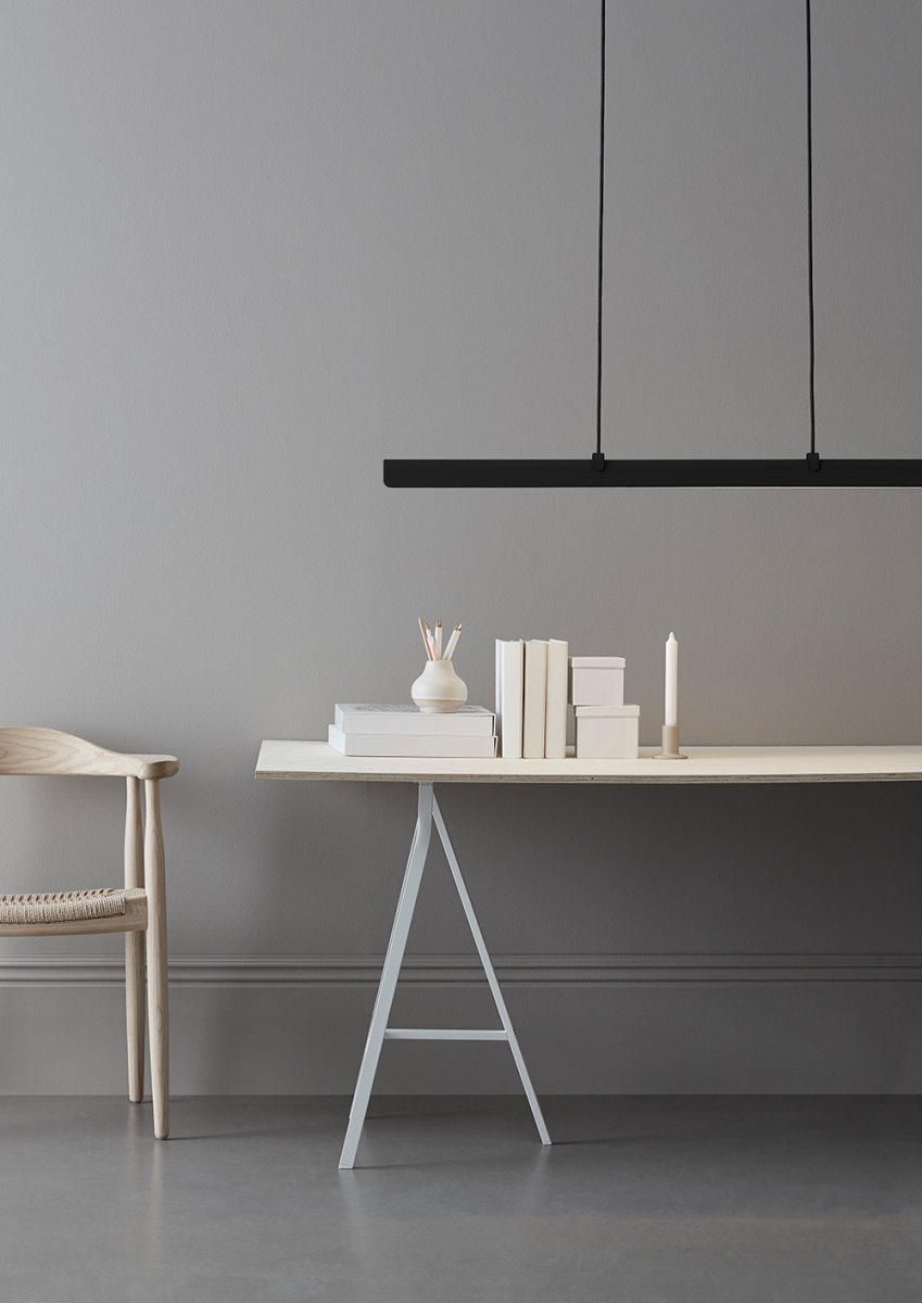 Fold 118cm Musta rakenne kattovalaisin valmistajalta Belid - Jokainen valaisin on ruotsalaisen muotoilun mestariteos, ja siin&auml; on valetut helmat ja rei'itetyt yksityiskohdat, jotka korostavat vankkaa ammattitaitoa ja ilmaisevat, kuinka metalli voi syleill&auml; valoa.