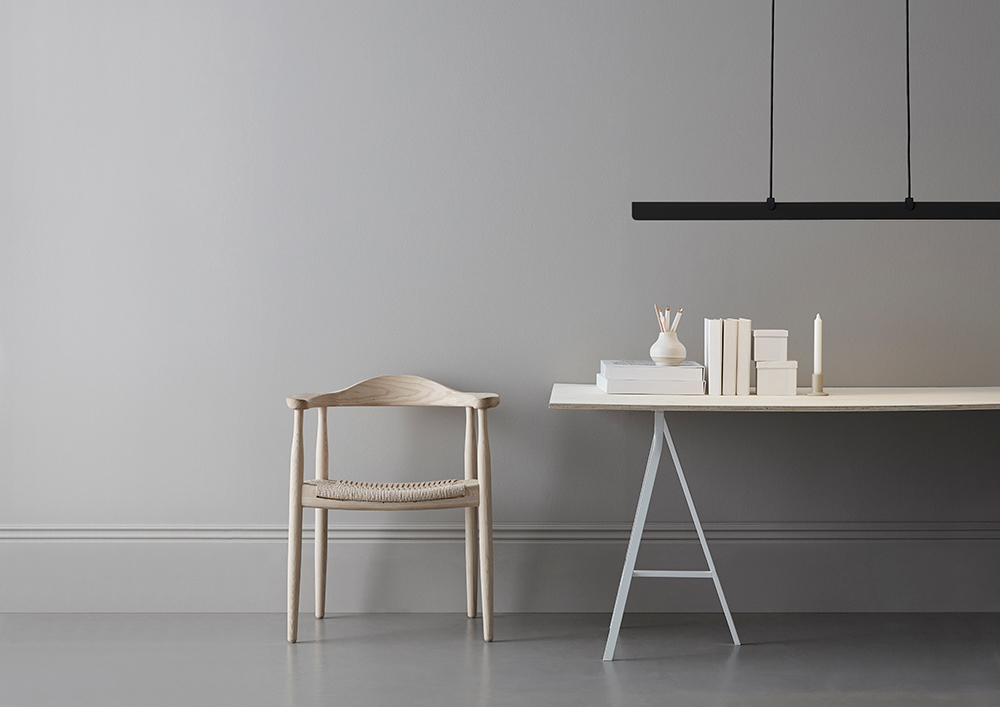 Fold 118cm Musta rakenne kattovalaisin valmistajalta Belid - Jokainen valaisin on ruotsalaisen muotoilun mestariteos, ja siin&auml; on valetut helmat ja rei'itetyt yksityiskohdat, jotka korostavat vankkaa ammattitaitoa ja ilmaisevat, kuinka metalli voi syleill&auml; valoa.