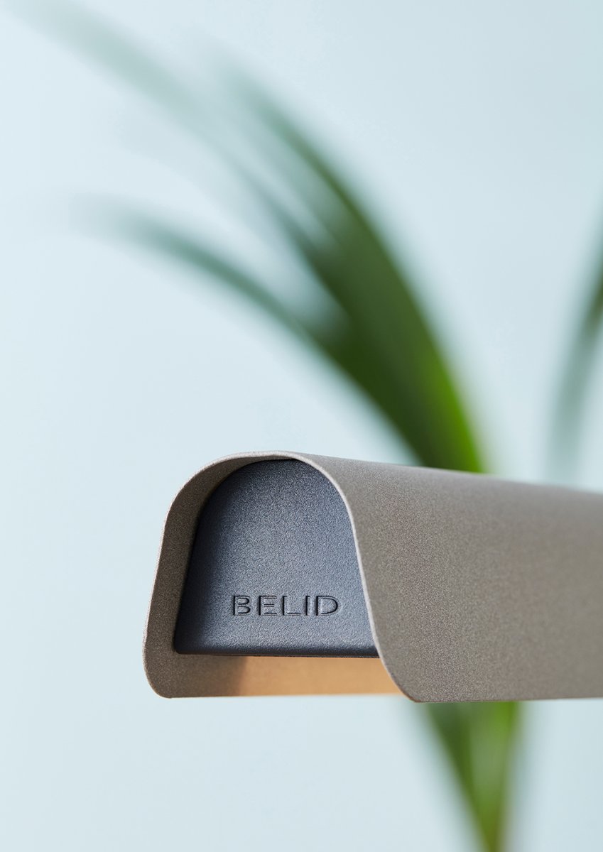 Fold 118cm Hiekka kattovalaisin valmistajalta Belid - Jokainen valaisin on ruotsalaisen muotoilun mestariteos, ja siin&auml; on valetut helmat ja rei'itetyt yksityiskohdat, jotka korostavat vankkaa ammattitaitoa ja ilmaisevat, kuinka metalli voi syleill&auml; valoa.