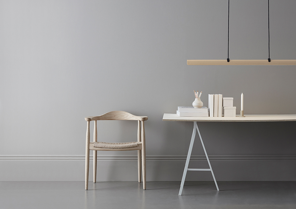 Fold 118cm Hiekka kattovalaisin valmistajalta Belid - Jokainen valaisin on ruotsalaisen muotoilun mestariteos, ja siin&auml; on valetut helmat ja rei'itetyt yksityiskohdat, jotka korostavat vankkaa ammattitaitoa ja ilmaisevat, kuinka metalli voi syleill&auml; valoa.