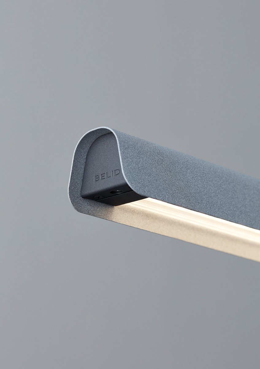 Fold 118cm Betoni kattovalaisin valmistajalta Belid - Jokainen valaisin on ruotsalaisen muotoilun mestariteos, ja siin&auml; on valetut helmat ja rei'itetyt yksityiskohdat, jotka korostavat vankkaa ammattitaitoa ja ilmaisevat, kuinka metalli voi syleill&auml; valoa.