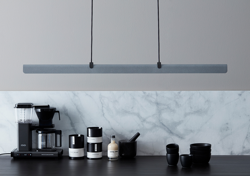 Fold 118cm Betoni kattovalaisin valmistajalta Belid - Jokainen valaisin on ruotsalaisen muotoilun mestariteos, ja siin&auml; on valetut helmat ja rei'itetyt yksityiskohdat, jotka korostavat vankkaa ammattitaitoa ja ilmaisevat, kuinka metalli voi syleill&auml; valoa.