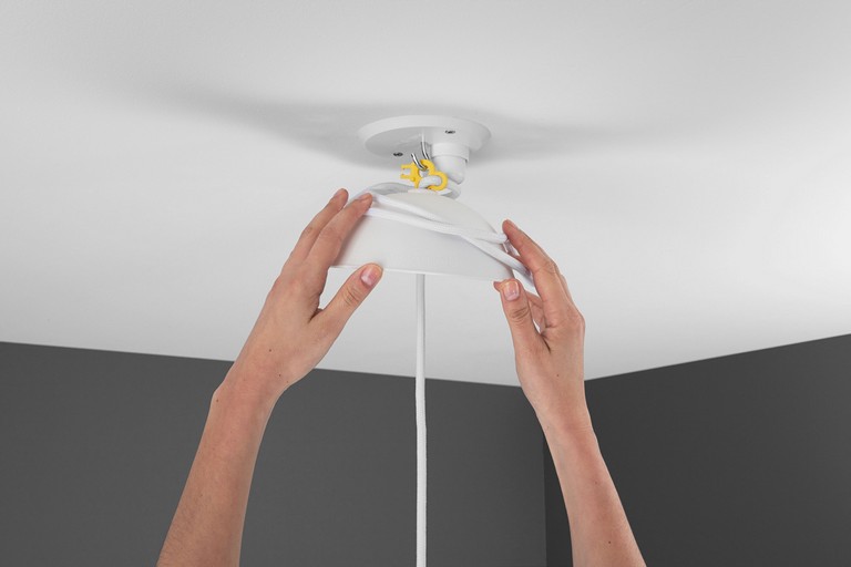 Cable Cup Classic Valkoinen valmistajalta CableCup - CableCup tarkoittaa, ett&auml; voit helposti asentaa kattokupin ja lampun sinne; ainutlaatuisesti py&ouml;riv&auml; kuppi mukautuu ja sopii t&auml;ydellisesti kattoon.