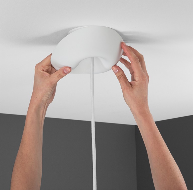 Cable Cup Classic Valkoinen valmistajalta CableCup - CableCup tarkoittaa, ett&auml; voit helposti asentaa kattokupin ja lampun sinne; ainutlaatuisesti py&ouml;riv&auml; kuppi mukautuu ja sopii t&auml;ydellisesti kattoon.