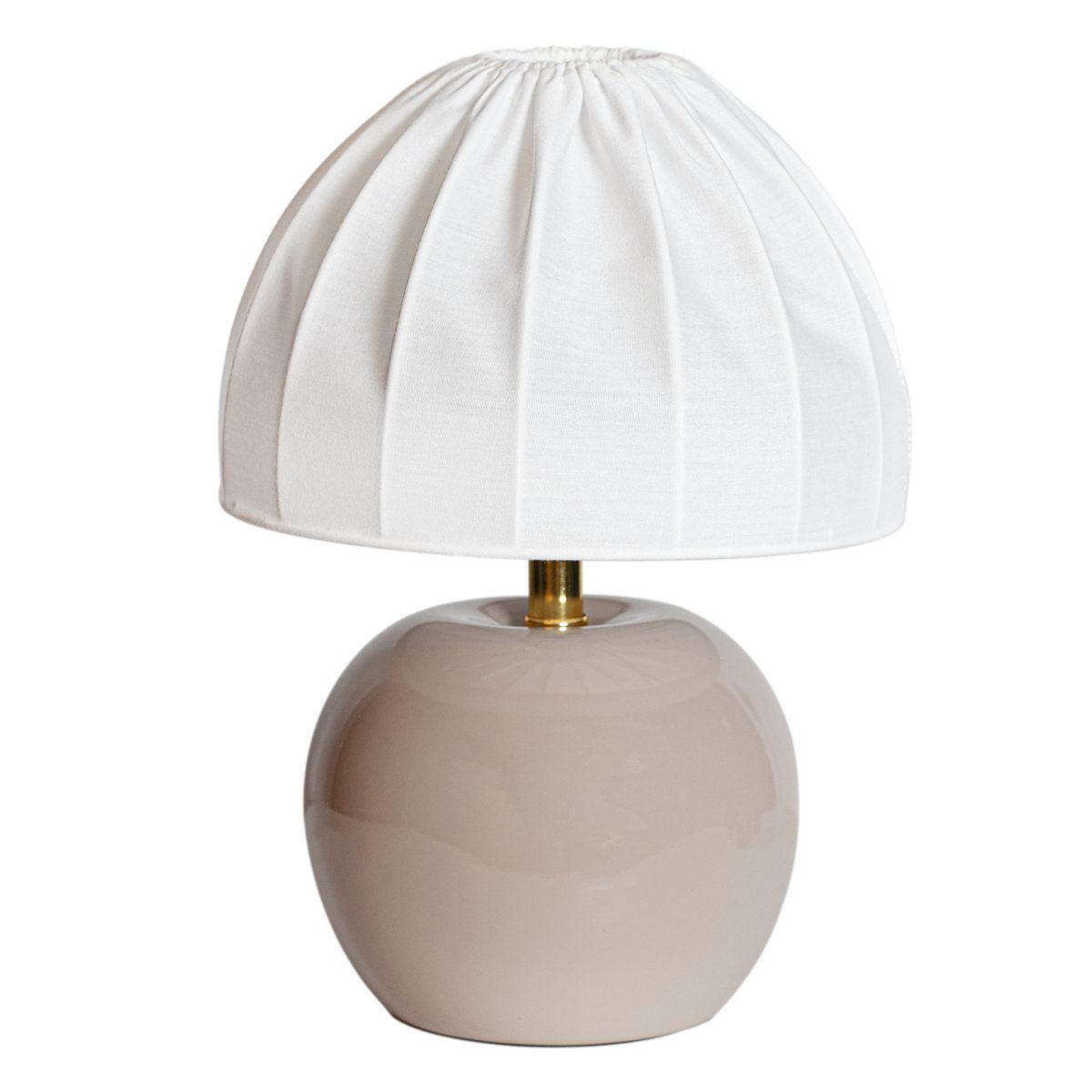 Peach 27cm Beige pöytävalaisin valmistajalta Cottex - Valkoinen tekstiilivarjostin kauniisti laskostetulla muotoilulla luo mukavan kontrastin maanl&auml;heiseen jalustaan ja levitt&auml;&auml; pehme&auml;&auml; ja miellytt&auml;v&auml;&auml; valoa.