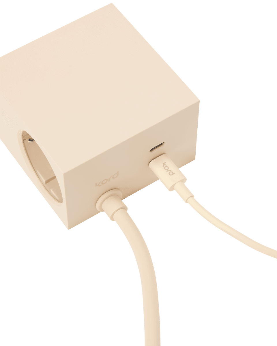 USB-C – USB-C Helmiäisinen norsunluu valmistajalta Kord - Elegantti ratkaisu, joka yhdist&auml;&auml; muotoilun ja toimivuuden.