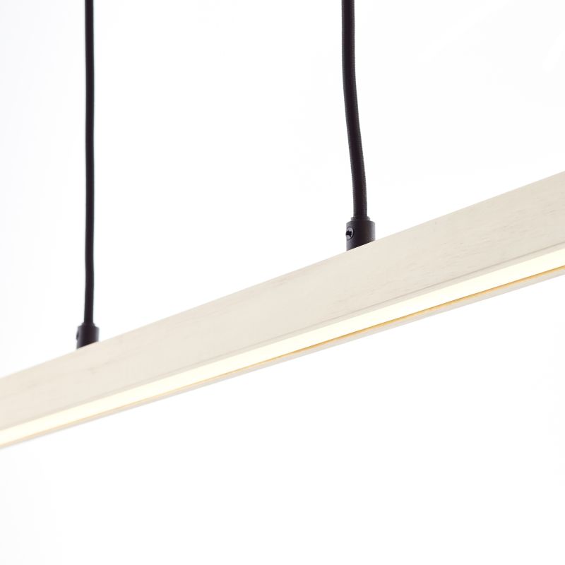 Arion 103cm Puu kattovalaisin valmistajalta Brilliant - 2400 lumenin valovirralla ja 3000 kelvinin l&auml;mpim&auml;n valkoisella v&auml;ril&auml;mp&ouml;tilalla se levitt&auml;&auml; voimakasta ja l&auml;mpim&auml;n valkoista valoa, joka sopii t&auml;ydellisesti sek&auml; ruokailutilaan ett&auml; toimistoon.