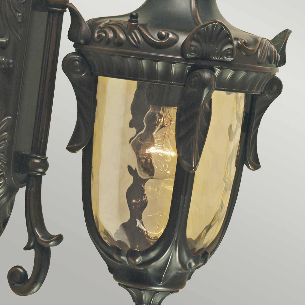 Philadelphia Antiikki pronssi ulkovalo valmistajalta Elstead Lighting - Valaisimessa on kaunis samppanjanvärinen puhallettu lasi, joka antaa lämpimän ja pehmeän valon.
