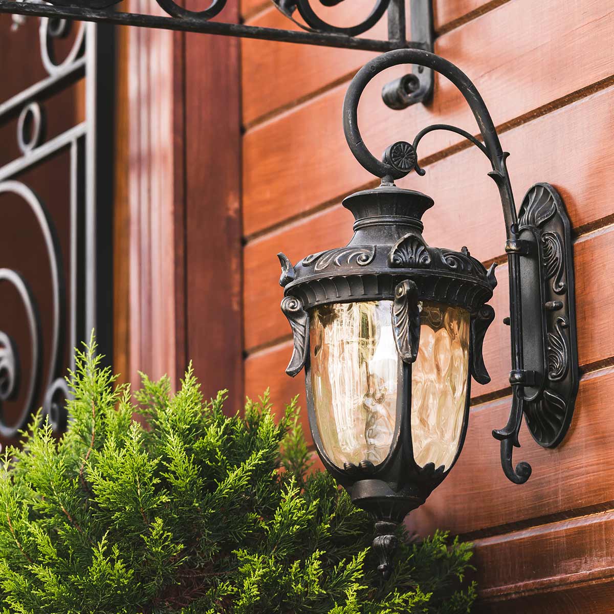 Philadelphia Antiikki pronssi ulkovalo valmistajalta Elstead Lighting - Valaisimessa on kaunis samppanjanvärinen puhallettu lasi, joka antaa lämpimän ja pehmeän valon.