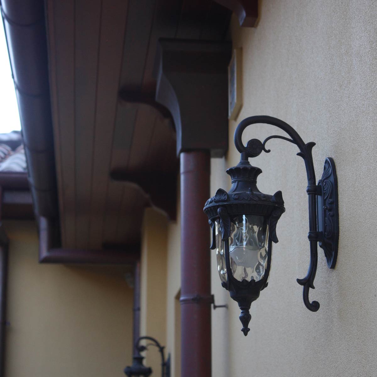Philadelphia Antiikki pronssi ulkovalo valmistajalta Elstead Lighting - Valaisimessa on kaunis samppanjanvärinen puhallettu lasi, joka antaa lämpimän ja pehmeän valon.