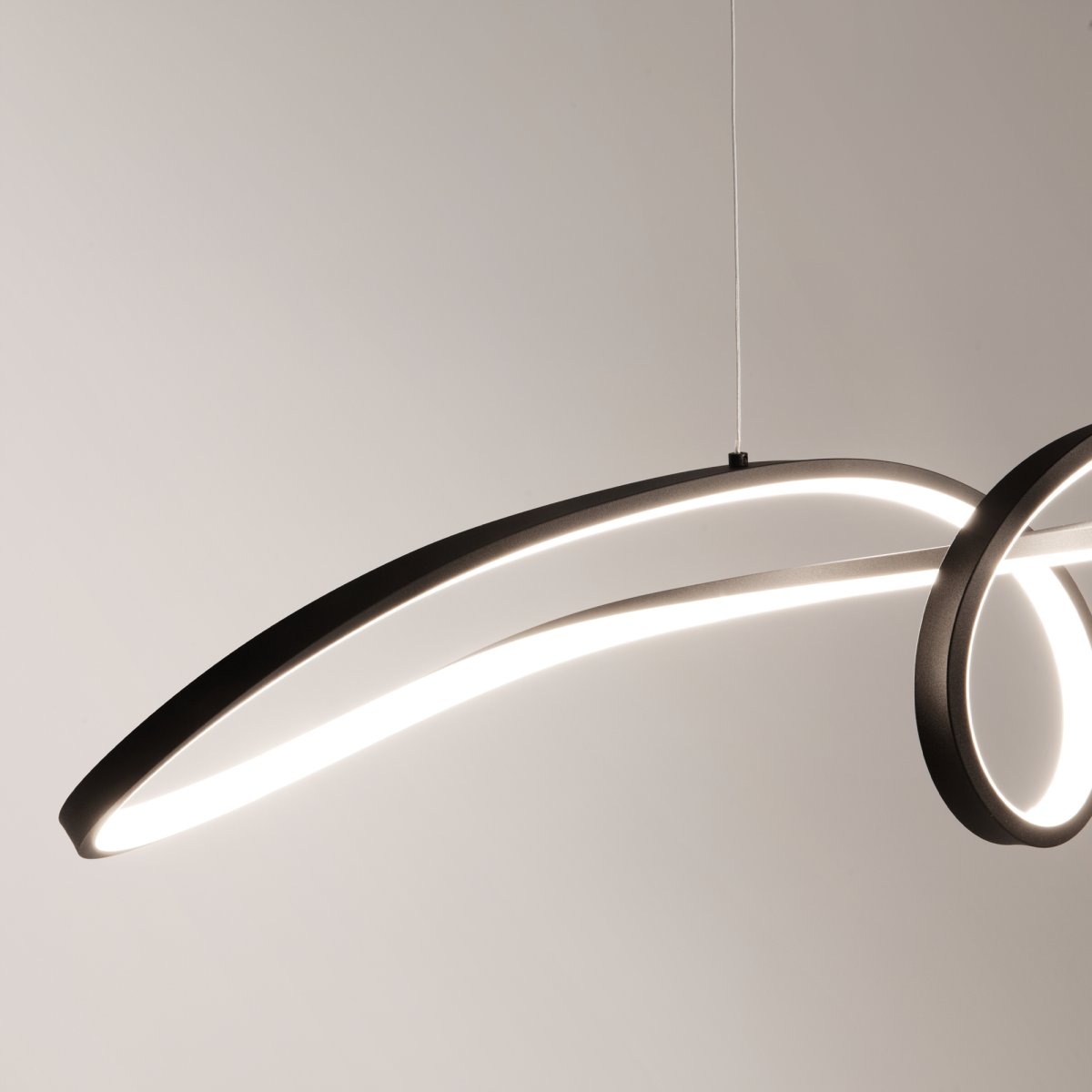 Curve 92cm Musta kattovalaisin valmistajalta Maytoni - Curve on vaikuttava ominaisuus jokaisessa modernissa sisustuksessa, ja se luo sävyn tyylikkäälle ja hienostuneelle kodille.