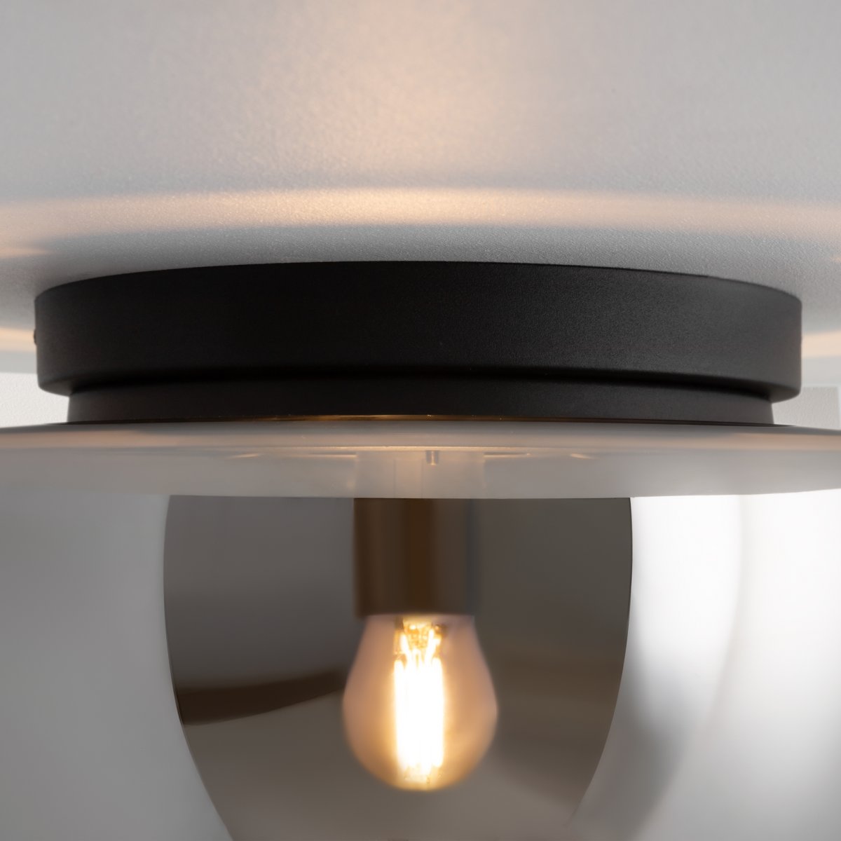 Glassy Ø32 Musta plafondi valmistajalta Maytoni - Pehme&auml;ll&auml; lasikuvullaan valaisin levitt&auml;&auml; miellytt&auml;v&auml;&auml; ja tasaista valoa, joka luo huoneeseen l&auml;mpim&auml;n ja kutsuvan tunnelman.