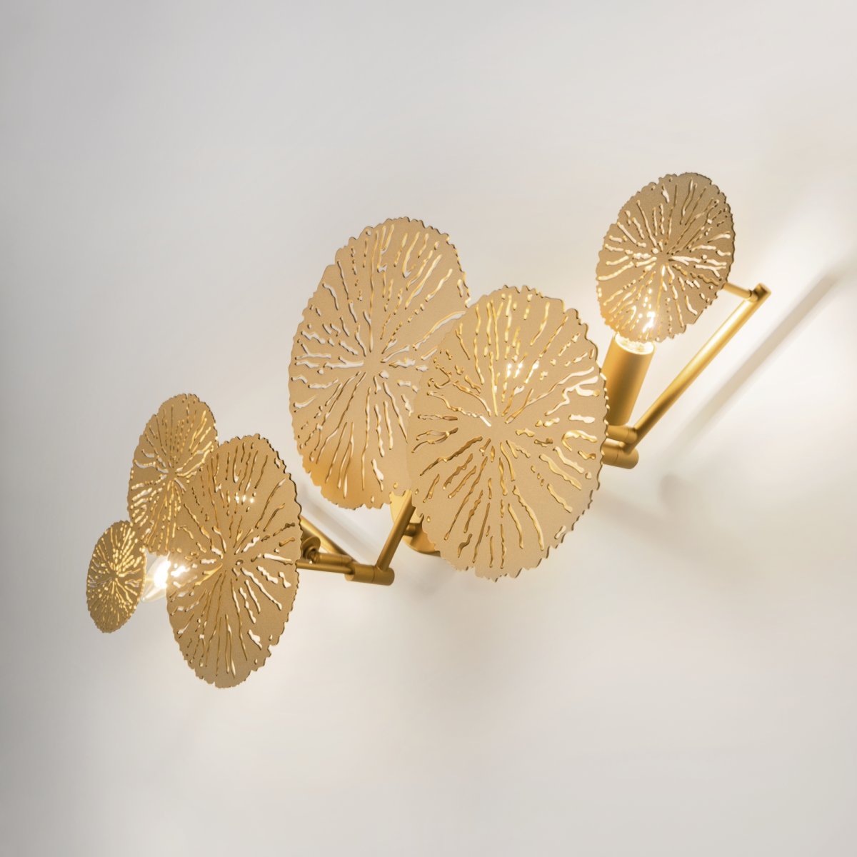 Lovetann 77cm Kulta seinävalaisin valmistajalta Maytoni - Lovetann-sein&auml;valaisimessa on inspiroiva muotoilu, joka on saanut inspiraatiota kukista ja kukkakaupoista.