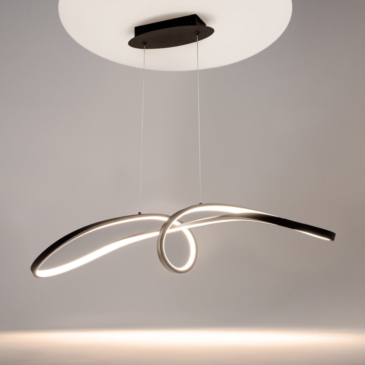Curve 92cm Musta kattovalaisin valmistajalta Maytoni - Curve on vaikuttava ominaisuus jokaisessa modernissa sisustuksessa, ja se luo sävyn tyylikkäälle ja hienostuneelle kodille.