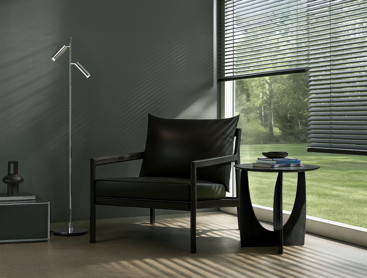 Pipeline 2 Kromi lattiavalaisin valmistajalta Herstal - Lattiavalaisin tarjoaa kohdennettua valoa mihin tahansa huoneeseen ja tarjoaa vakaan ja tyylikk&auml;&auml;n ilmeen, joka sopii sek&auml; olohuoneisiin, makuuhuoneisiin ett&auml; kotitoimistoihin.