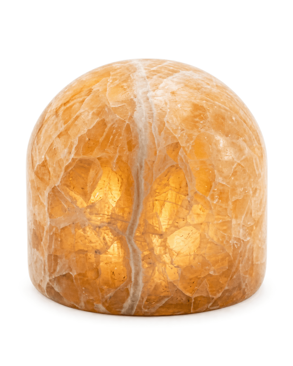 Marble 9cm Beige valmistajalta Unison - P&ouml;yt&auml;valaisin toimii kahdella AA-paristolla ja siin&auml; on ajastintoiminto, jossa on 6 tuntia p&auml;&auml;ll&auml; ja 18 tuntia pois p&auml;&auml;lt&auml;.