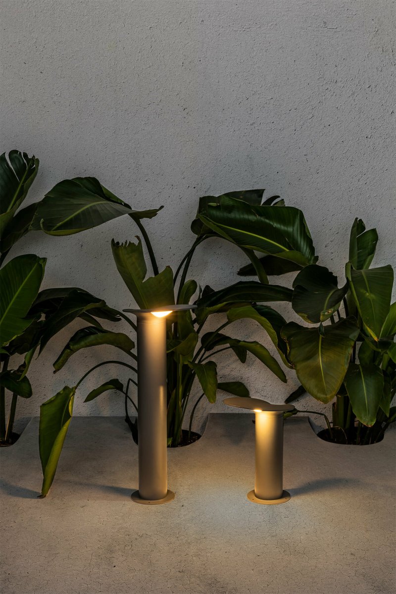 Lotus 65cm Musta pylväsvalaisimet valmistajalta Faro Barcelona - T&auml;m&auml; Lotus-kokoelman lamppu on palkittu iF Design Award -palkinnolla, joka on arvostettu tunnustus suunnittelusta ja innovaatiosta.