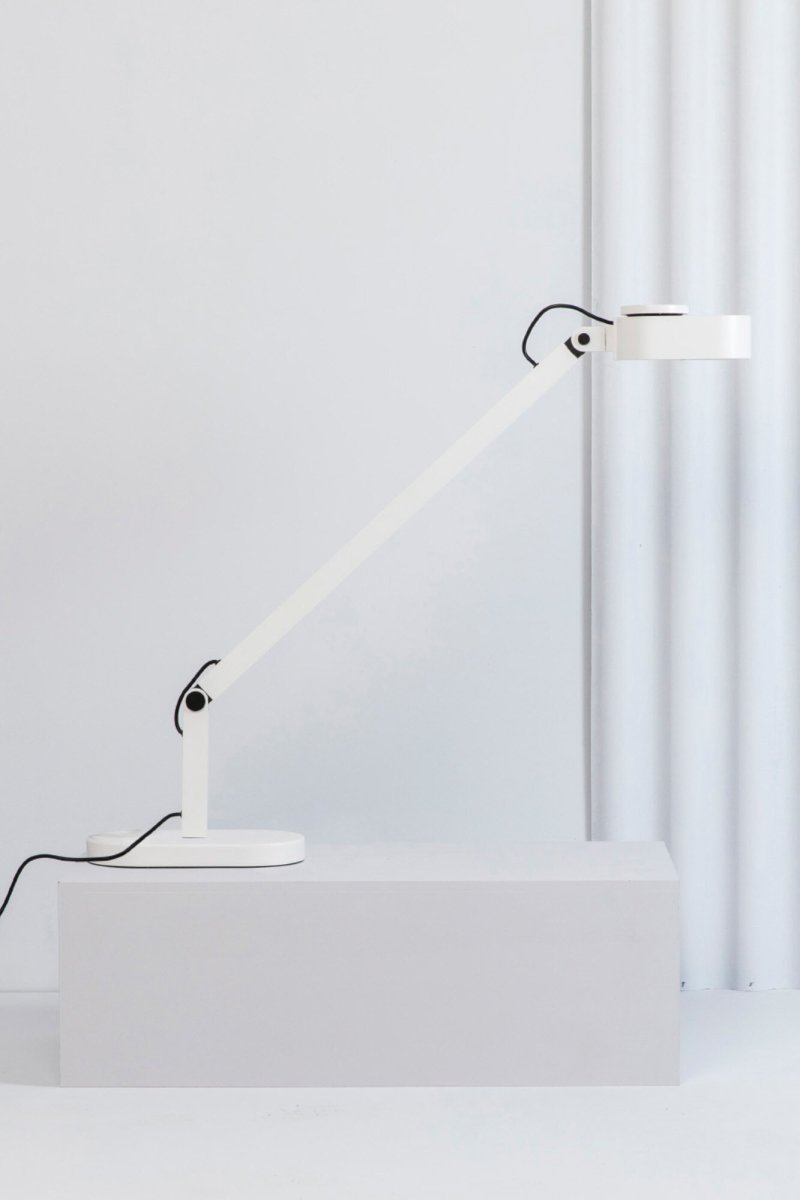 Inviting 86cm Valkoinen työpöytävalaisin valmistajalta Faro Barcelona - Lampun p&auml;&auml;t&auml; voidaan s&auml;&auml;t&auml;&auml; sek&auml; vaaka- ett&auml; pystysuunnassa tarpeidesi mukaan, ja kirkkautta ja v&auml;ril&auml;mp&ouml;tilaa voidaan himment&auml;&auml;.