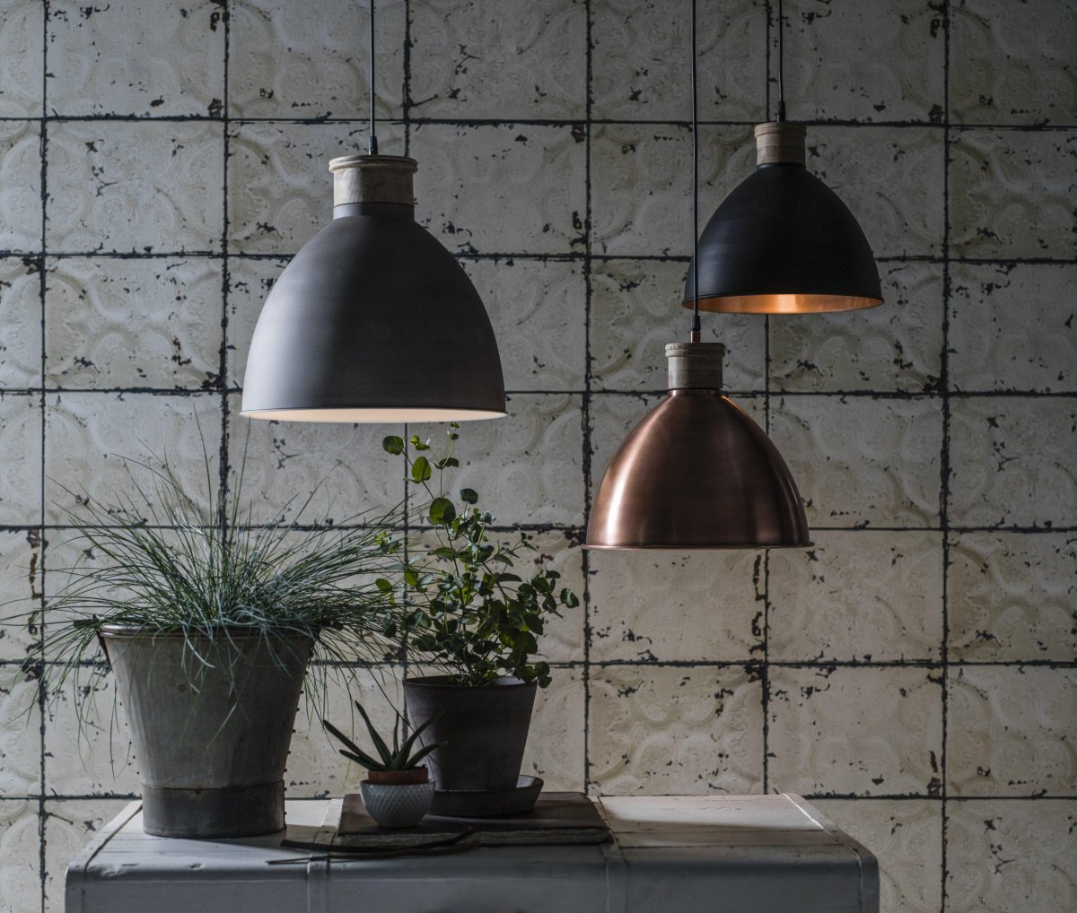 Roseville Ø42 Harmaa kattovalaisin valmistajalta PR Home - Kattovalaisin on valmistettu metallista ja siin&auml; on 1,6 metri&auml; pitk&auml; johto, jonka kattokuppi on samanv&auml;rinen kuin lamppu.
