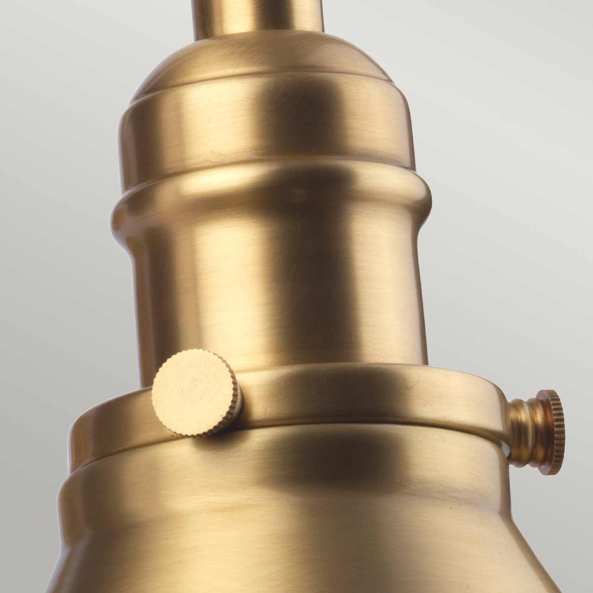 Provence Ø20 Antiikki messinki seinävalaisin valmistajalta Elstead Lighting - Valaisin on valmistettu teräksestä ja siinä on säädettävä nivel, jonka ansiosta valo on helppo suunnata sinne, missä sitä tarvitaan.