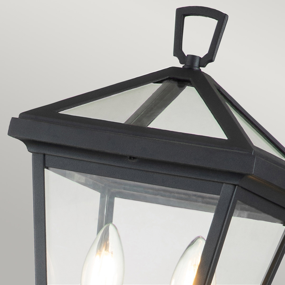 Alford Place 110cm Musta pylväsvalaisimet valmistajalta Elstead Lighting - Alford Place &auml;r en stilren och klassisk pollare som ger din entr&eacute; eller tr&auml;dg&aring;rd en elegant touch.